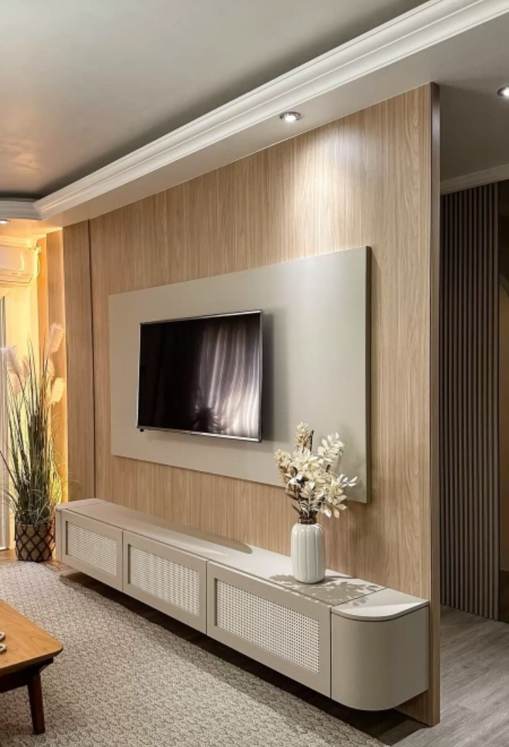 Sala de estar planejada com painel de TV em madeira e iluminação em LED - Sofistic Móveis